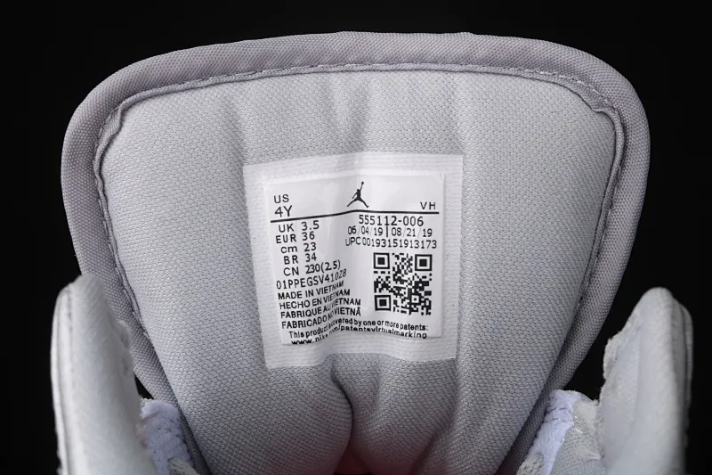 All categories Air Jordan Jordan series basketball shoes Air Jordan 1 Mid Air Jordan 1 Mid SE AJ1 Joe 1 silver powder patent leather mid-top basketball shoes 555112-006